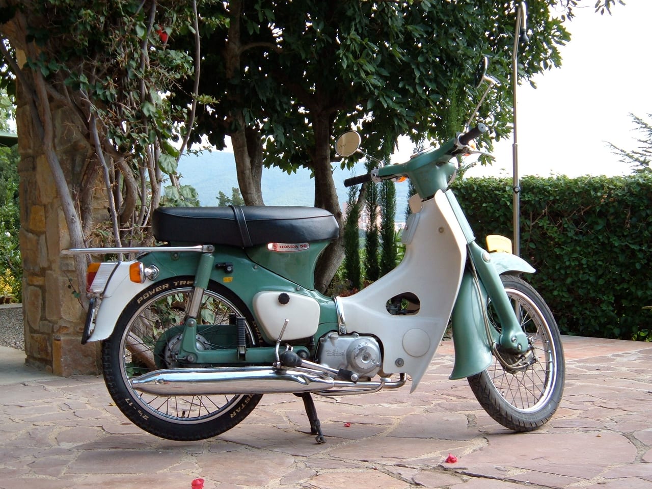 ホンダ スーパーカブ50(C50・鉄カブ)の実車写真